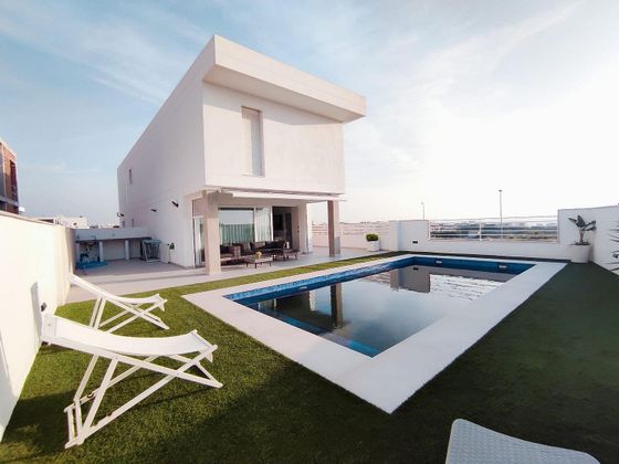 Foto 2 de Venta de chalet en Urbanizaciones de 3 habitaciones con terraza y piscina