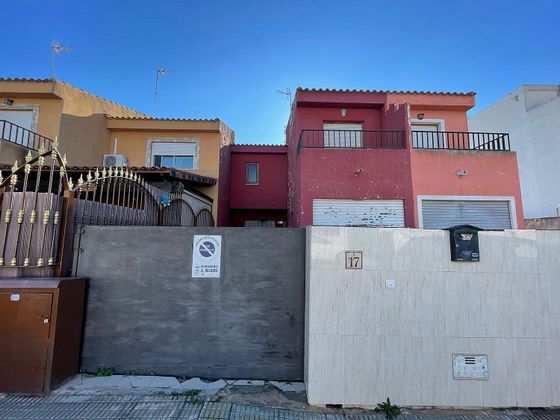 Foto 1 de Casa en venta en Dolores de 3 habitaciones con terraza y garaje