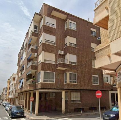 Foto 1 de Venta de piso en Centro - Torrevieja de 4 habitaciones con terraza y balcón