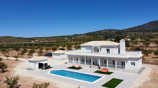 Foto 1 de Xalet en venda a Pinós de 6 habitacions amb terrassa i piscina