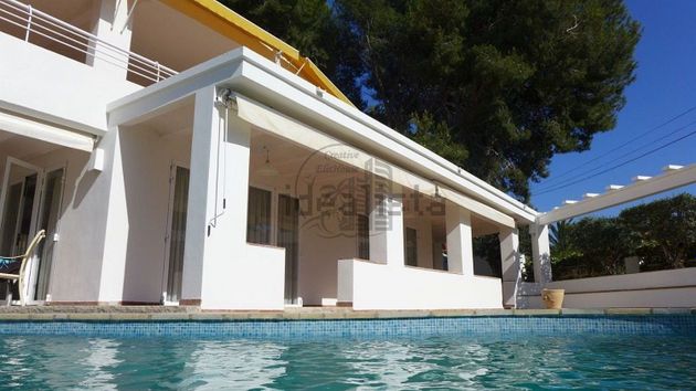 Foto 2 de Venta de chalet en calle Rocas Blancas de 5 habitaciones con terraza y piscina
