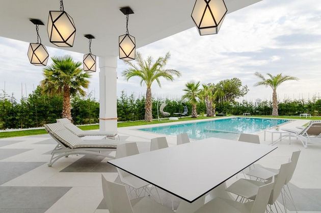 Foto 1 de Chalet en venta en Cala de Finestrat de 5 habitaciones con terraza y piscina