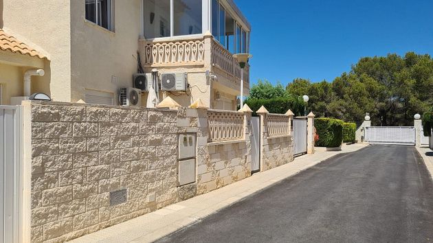 Foto 2 de Casa adosada en venta en calle De Nápoles de 4 habitaciones con terraza y piscina