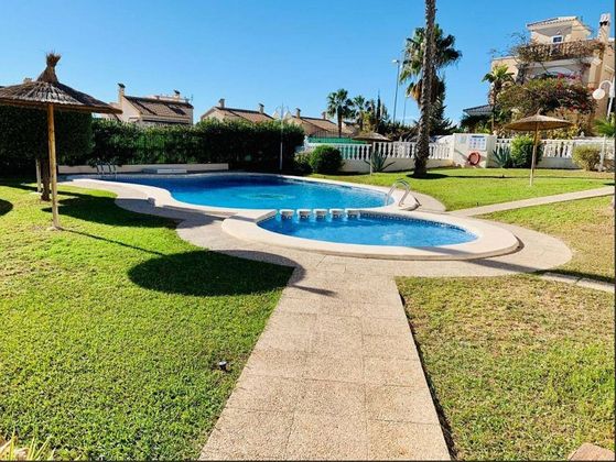 Foto 1 de Casa en venta en calle De Los Castores de 3 habitaciones con terraza y piscina