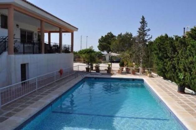 Foto 2 de Venta de chalet en Jacarilla de 4 habitaciones con piscina y garaje
