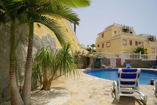 Foto 1 de Venta de casa en calle Azores de 3 habitaciones con terraza y piscina