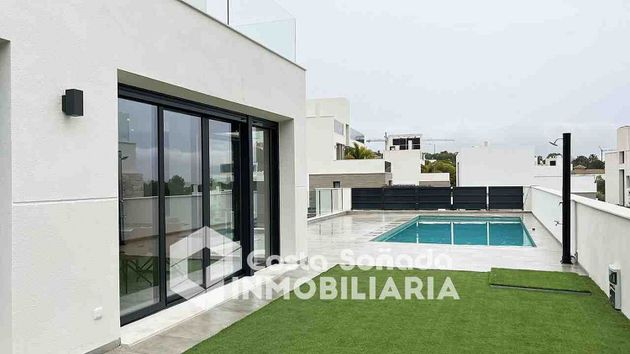 Foto 1 de Venta de chalet en calle Isla Mallorca de 4 habitaciones con terraza y piscina
