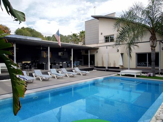 Foto 2 de Casa en venta en Vistahermosa de 6 habitaciones con terraza y piscina