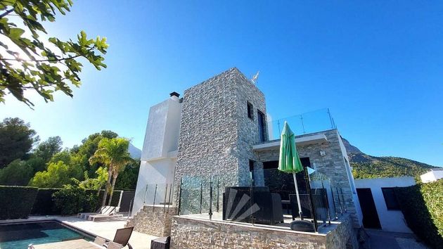 Foto 2 de Xalet en venda a calle Capri de 5 habitacions amb terrassa i piscina