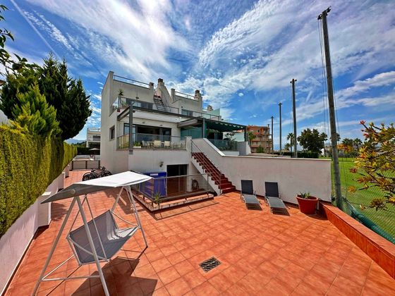 Foto 2 de Venta de casa en Oliva Nova de 4 habitaciones con terraza y piscina