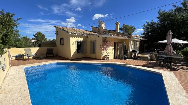 Foto 1 de Chalet en venta en Benidoleig de 4 habitaciones con terraza y piscina