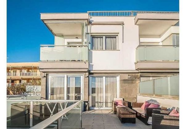 Foto 2 de Casa adossada en venda a Guardamar Playa de 4 habitacions amb terrassa i piscina