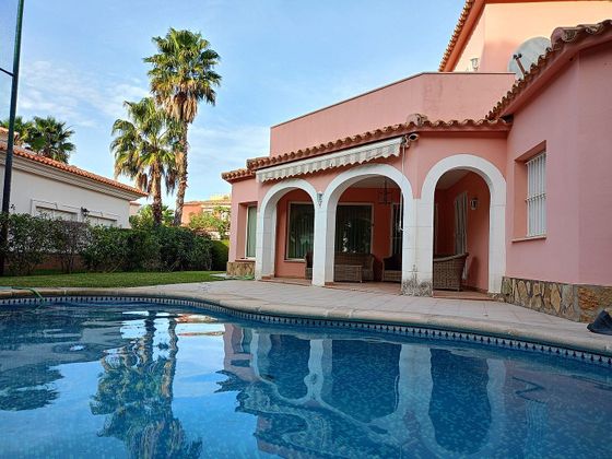 Foto 2 de Alquiler de chalet en Oliva Nova de 4 habitaciones con terraza y piscina