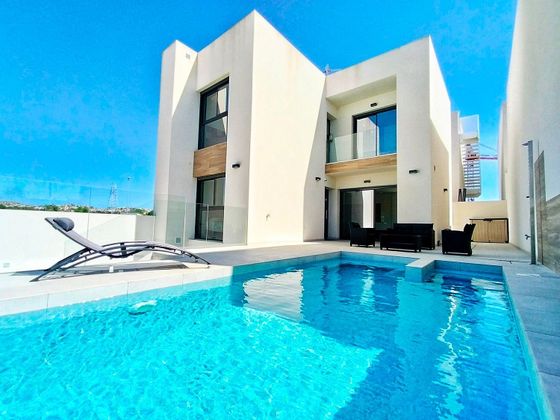 Foto 1 de Chalet en venta en Rojales de 4 habitaciones con terraza y piscina
