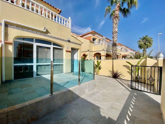 Foto 1 de Casa adossada en venda a calle Turquesa de 3 habitacions amb terrassa i piscina