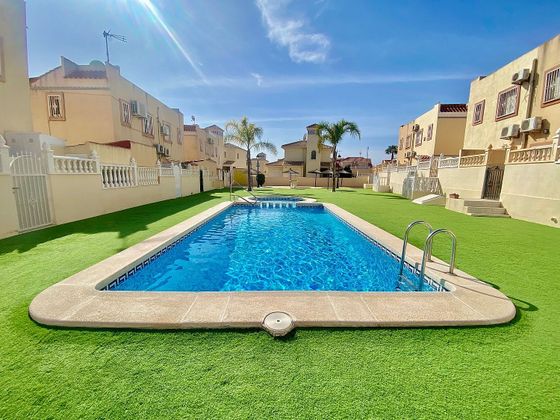 Foto 2 de Casa adossada en venda a calle Turquesa de 3 habitacions amb terrassa i piscina