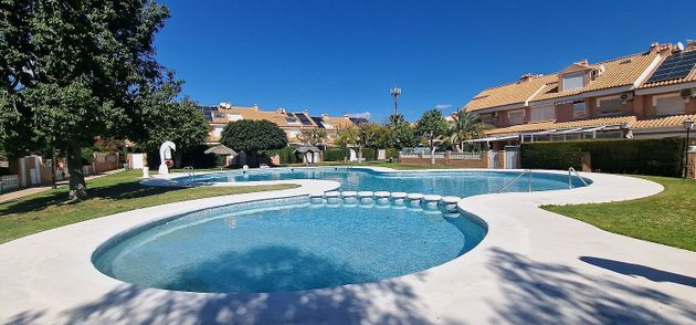 Foto 1 de Alquiler de casa adosada en San Juan de Alicante/Sant Joan d´Alacant de 3 habitaciones con terraza y piscina