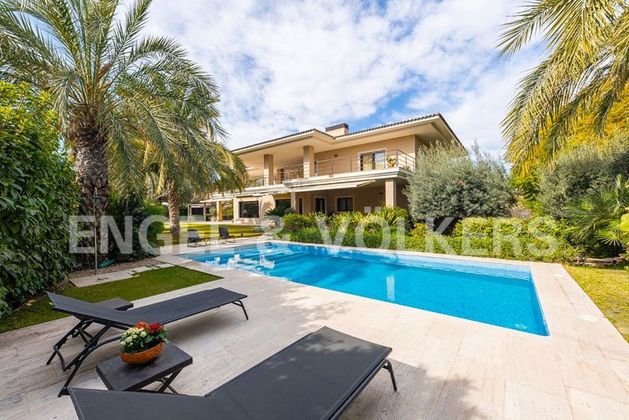 Foto 1 de Chalet en venta en Vistahermosa de 6 habitaciones con terraza y piscina