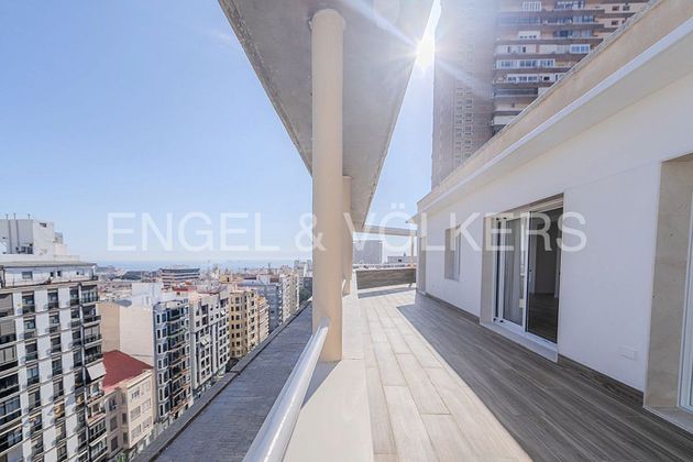 Foto 1 de Alquiler de ático en Centro - Alicante de 3 habitaciones con terraza y aire acondicionado