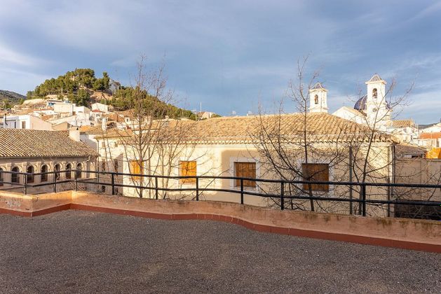 Foto 2 de Casa adossada en venda a plaza Cortes de 9 habitacions amb terrassa