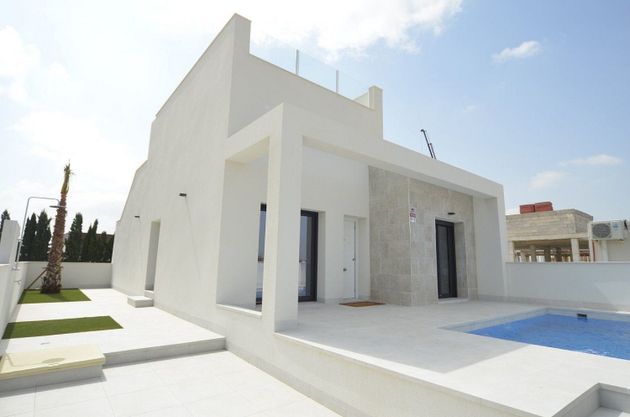 Foto 1 de Chalet en venta en Daya Nueva de 2 habitaciones con terraza y piscina