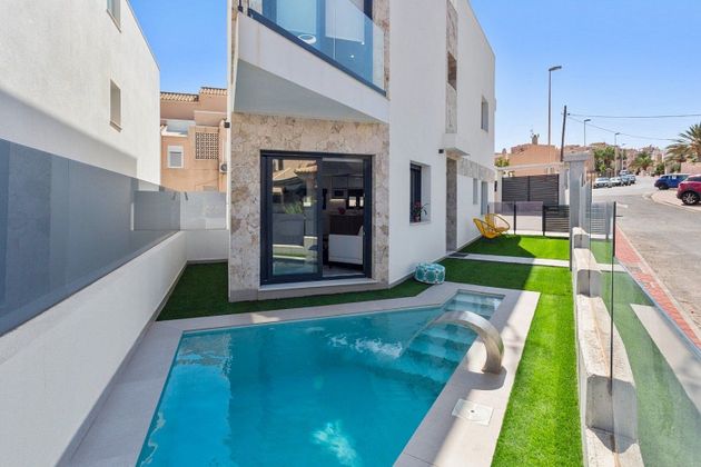 Foto 2 de Venta de chalet en Torrelamata - La Mata de 3 habitaciones con terraza y piscina