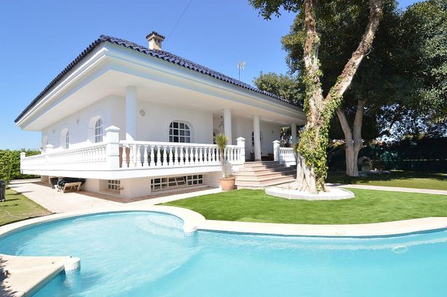 Foto 2 de Xalet en venda a La Siesta - El Salado - Torreta de 4 habitacions amb terrassa i piscina