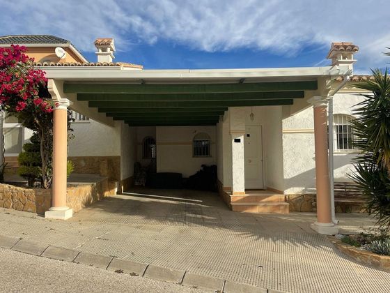 Foto 2 de Casa adosada en venta en Nucia (la) de 3 habitaciones con terraza y piscina
