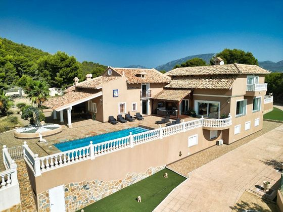 Foto 1 de Casa en venta en Nucia (la) de 8 habitaciones con piscina y jardín
