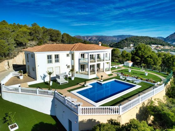 Foto 2 de Casa en venda a Nucia (la) de 7 habitacions amb terrassa i piscina
