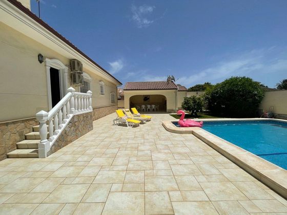 Foto 2 de Xalet en lloguer a calle Brújula de 4 habitacions amb terrassa i piscina