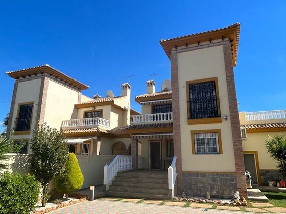 Foto 1 de Chalet en venta en calle Vicente Aleixandre de 4 habitaciones con terraza y piscina