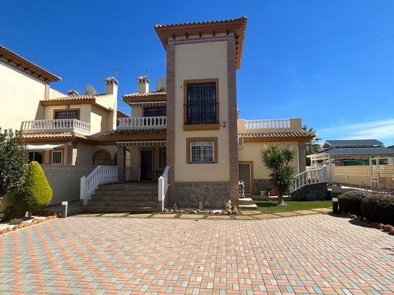 Foto 2 de Xalet en venda a calle Vicente Aleixandre de 4 habitacions amb terrassa i piscina