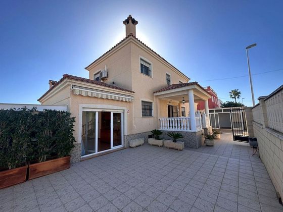 Foto 1 de Casa en venda a El Altet de 8 habitacions amb terrassa i aire acondicionat