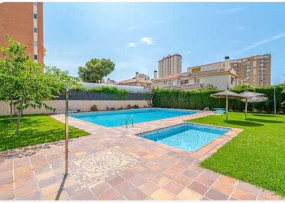 Foto 1 de Casa en venda a calle Arpón de 5 habitacions amb terrassa i piscina