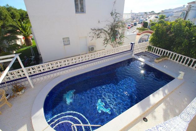 Foto 2 de Xalet en venda a calle Filipinas de 3 habitacions amb terrassa i piscina