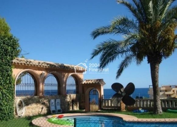Foto 1 de Venta de casa en Villajoyosa ciudad de 6 habitaciones con terraza y piscina