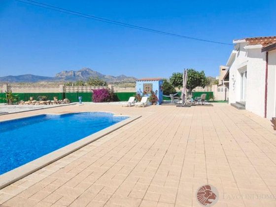Foto 1 de Casa en venda a Valle del Sol - Rio Park de 4 habitacions amb piscina i jardí