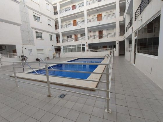 Foto 1 de Venta de piso en Almoradí de 2 habitaciones con terraza y piscina