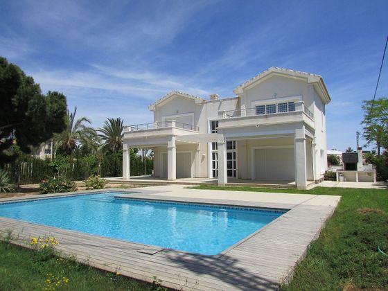 Foto 1 de Venta de chalet en Cabo Roig - La Zenia de 4 habitaciones con terraza y piscina