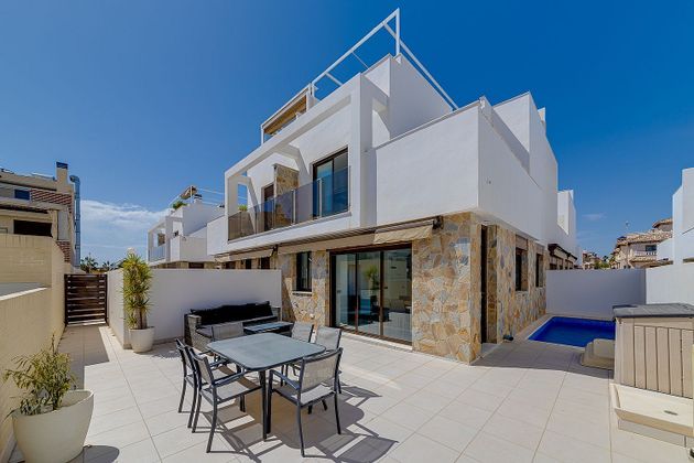 Foto 2 de Venta de casa en Cabo Roig - La Zenia de 3 habitaciones con terraza y piscina