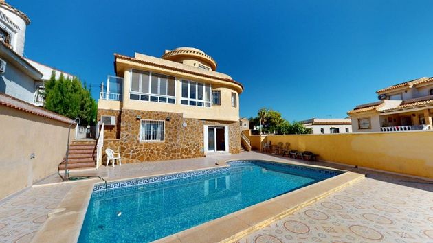 Foto 1 de Venta de chalet en calle Marbella de 4 habitaciones con terraza y piscina