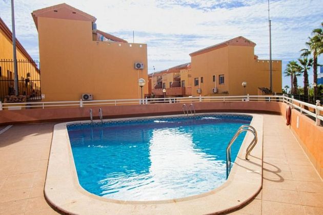 Foto 2 de Piso en alquiler en calle Del Mar de 2 habitaciones con terraza y piscina