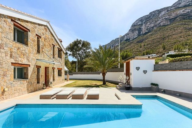 Foto 2 de Venta de chalet en El Montgó de 5 habitaciones con terraza y piscina