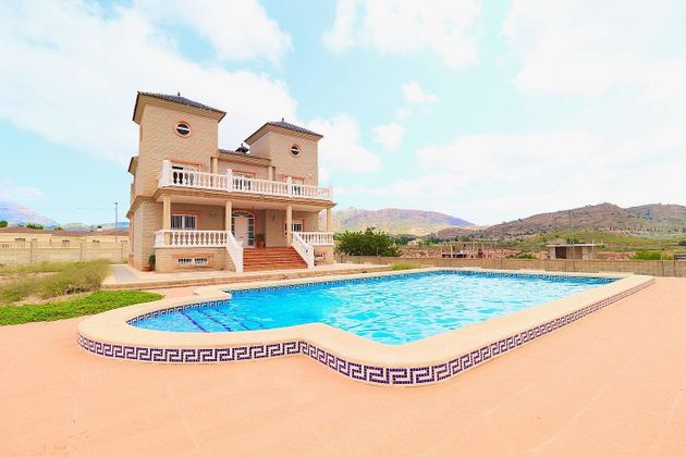 Foto 1 de Xalet en venda a calle Arpa de 5 habitacions amb terrassa i piscina
