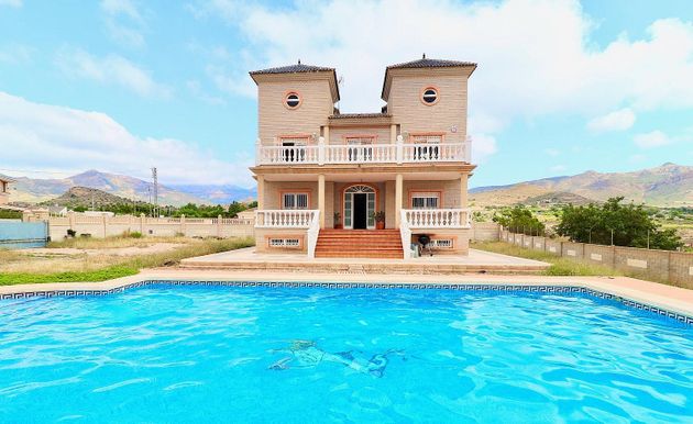 Foto 2 de Xalet en venda a calle Arpa de 5 habitacions amb terrassa i piscina