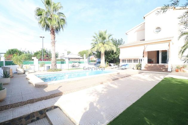Foto 2 de Venta de casa en Los Girasoles de 5 habitaciones con terraza y piscina