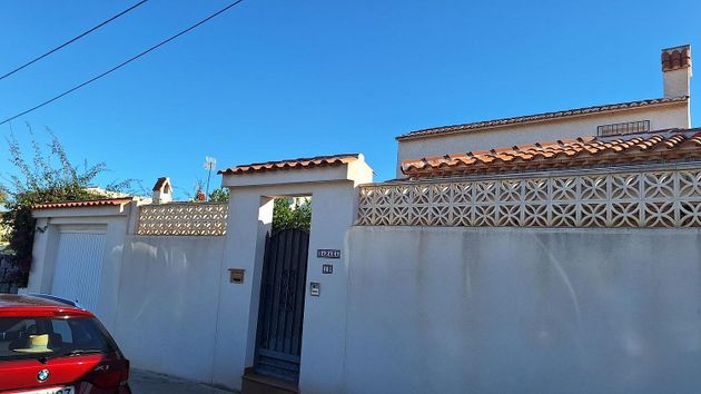 Foto 2 de Chalet en venta en calle Bahia de 5 habitaciones con terraza y piscina