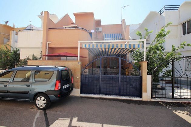 Foto 2 de Casa en venda a calle Antonio Ordóñez de 2 habitacions amb piscina i jardí