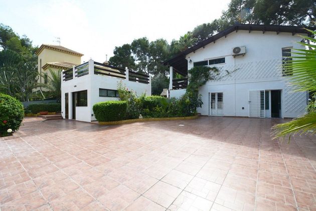 Foto 1 de Chalet en venta en calle La Marina de 4 habitaciones con terraza y piscina